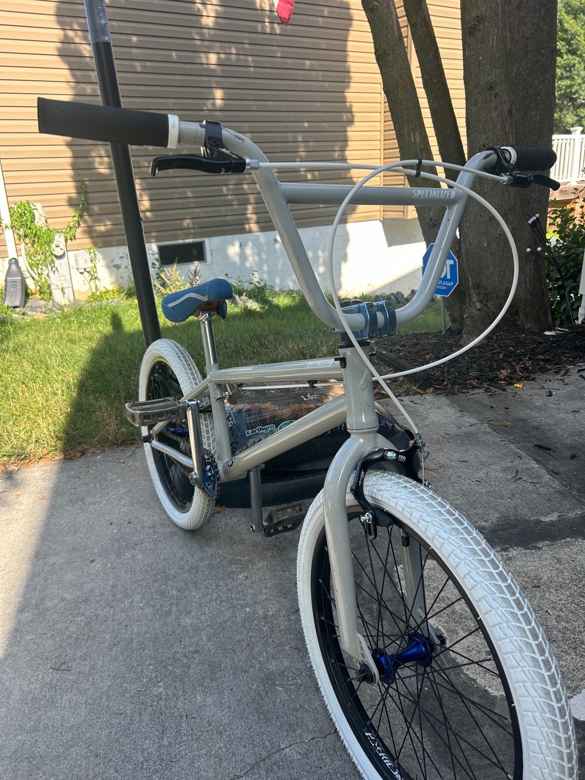 Zach’s 2011 Specialized P.20 Pro bicycle build outdoors